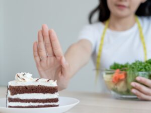 ケーキを拒絶する女性